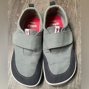 Gray and navy blue Velcro kids or women’s Shoes Splay Barefoot 4 youth 6 women